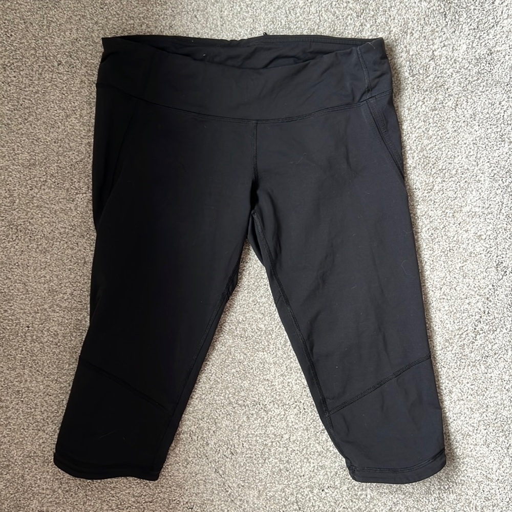 Lululemon cropped yoga pants as 8